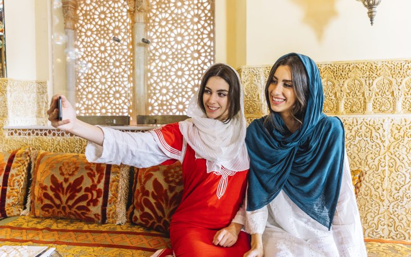 femmes-musulmanes-prenant-selfie